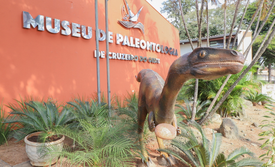 Vale dos Dinossauros: Cruzeiro do Oeste recebe título e destaca Paraná em turismo científico