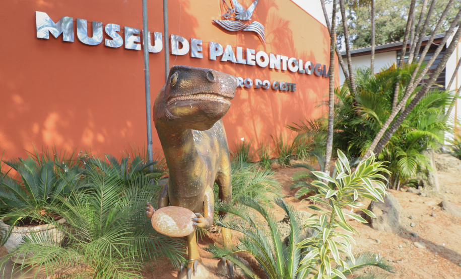 Vale dos Dinossauros: Cruzeiro do Oeste recebe título e destaca Paraná em turismo científico