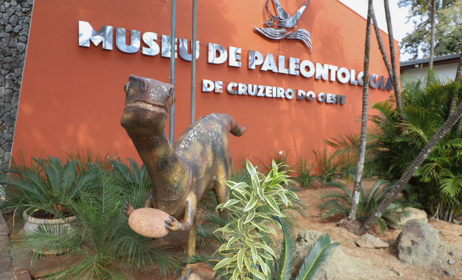 Vale dos Dinossauros: Cruzeiro do Oeste recebe título e destaca Paraná em turismo científico