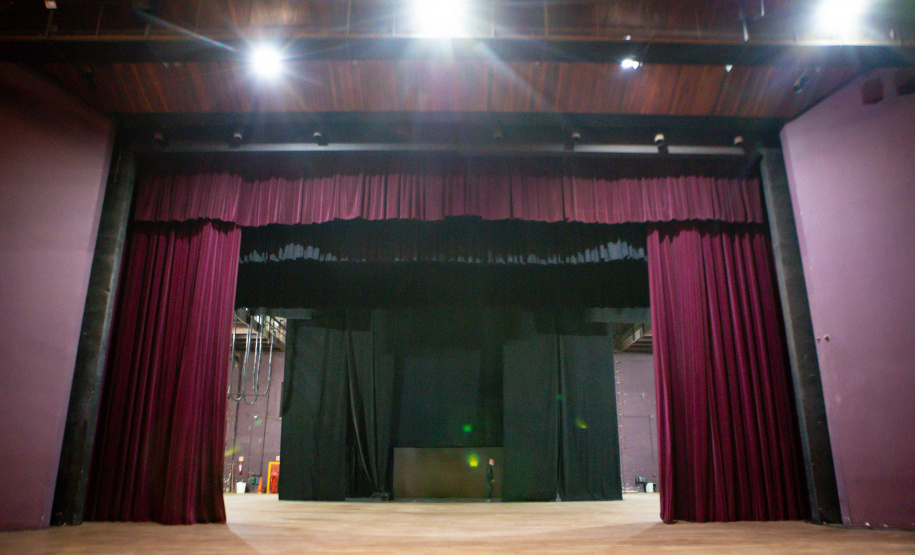 Quatro teatros em um: conheça os auditórios que compõem o complexo do Guaíra