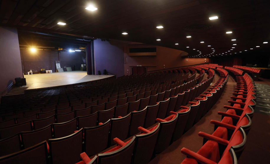Quatro teatros em um: conheça os auditórios que compõem o complexo do Guaíra