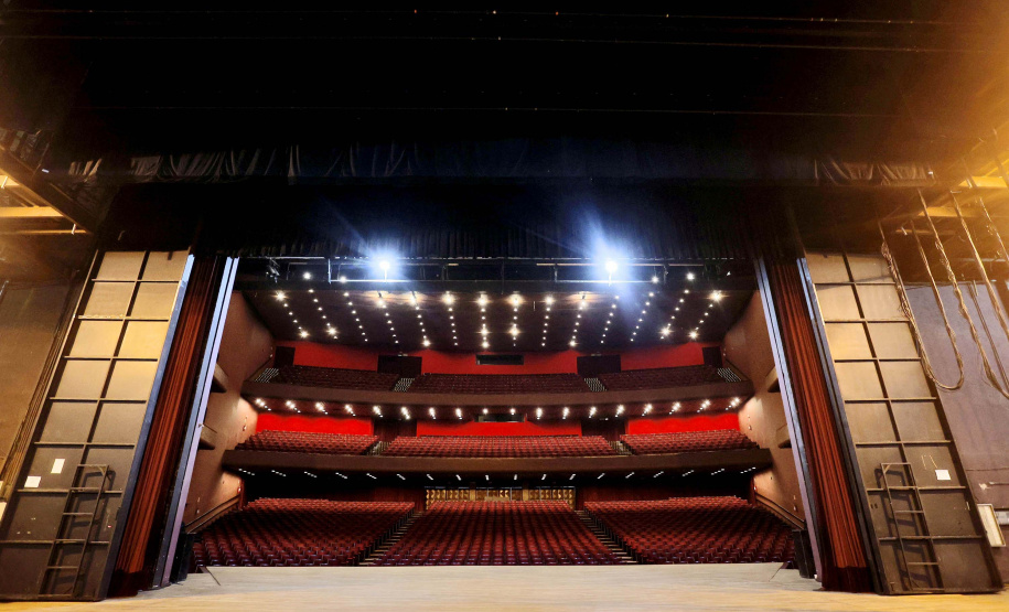Quatro teatros em um: conheça os auditórios que compõem o complexo do Guaíra