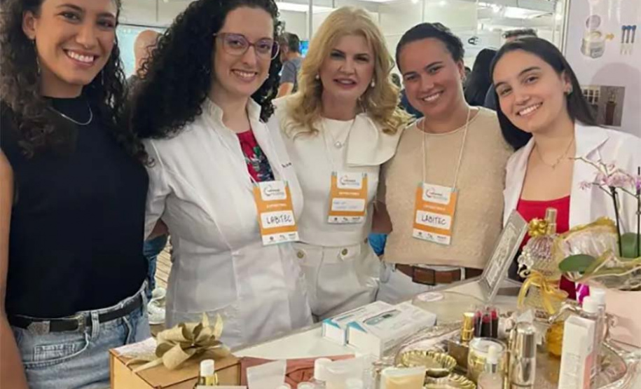 Pesquisadora  Audrey Lonni (ao centro) depositou sete patentes em seis anos como Bolsista Produtividade