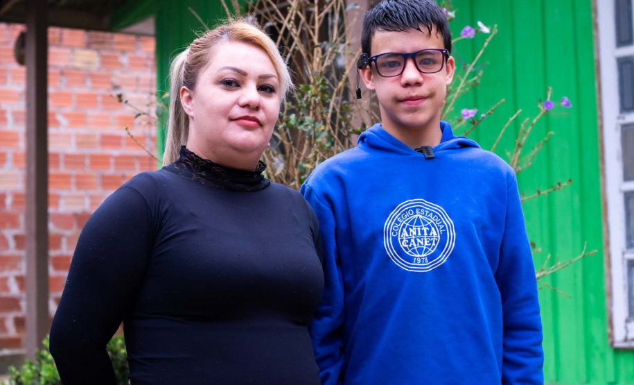 Por meio do projeto Óculos Amigo, Luiz Henrique da Rocha, 13 anos, recebeu um dispositivo de tecnologia assistiva que tem auxiliado o aluno da rede estadual de  ensino a ter mais autonomia na escola e em casa.