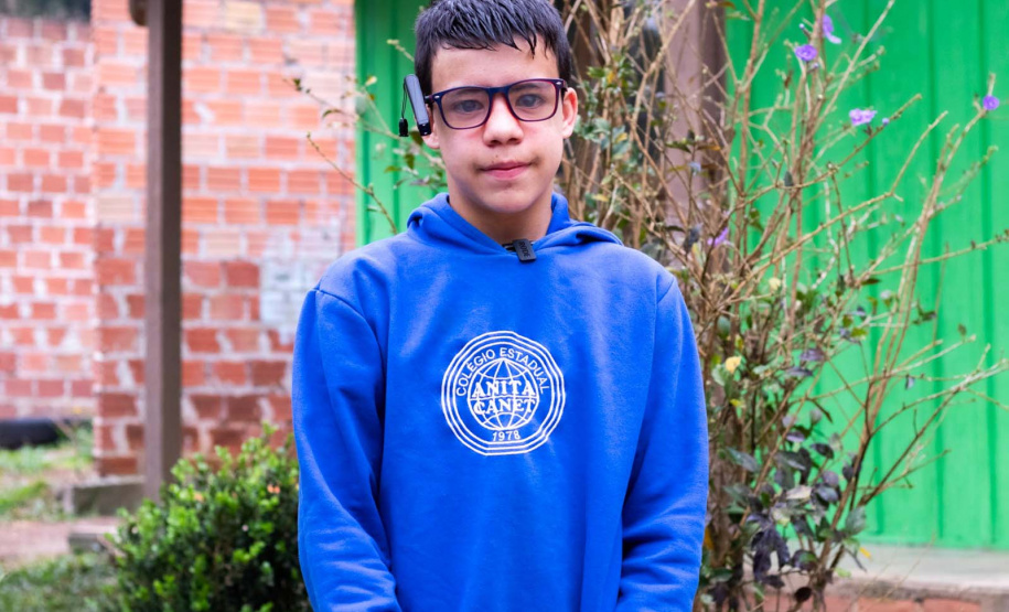 Por meio do projeto Óculos Amigo, Luiz Henrique da Rocha, 13 anos, recebeu um dispositivo de tecnologia assistiva que tem auxiliado o aluno da rede estadual de  ensino a ter mais autonomia na escola e em casa.