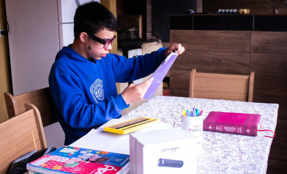 Por meio do projeto Óculos Amigo, Luiz Henrique da Rocha, 13 anos, recebeu um dispositivo de tecnologia assistiva que tem auxiliado o aluno da rede estadual de  ensino a ter mais autonomia na escola e em casa.
