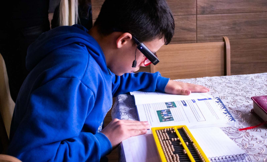 Por meio do projeto Óculos Amigo, Luiz Henrique da Rocha, 13 anos, recebeu um dispositivo de tecnologia assistiva que tem auxiliado o aluno da rede estadual de  ensino a ter mais autonomia na escola e em casa.