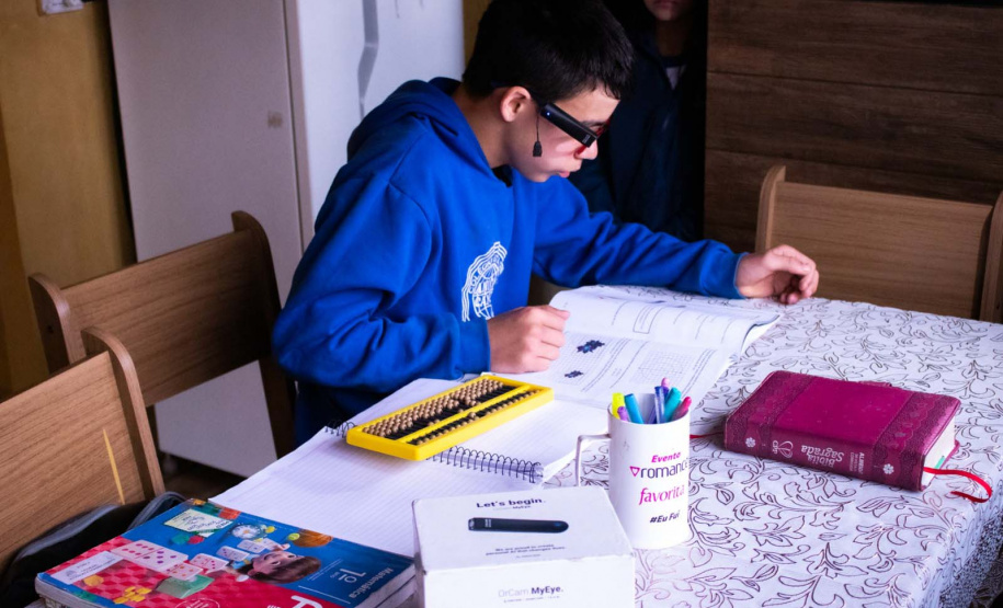 Por meio do projeto Óculos Amigo, Luiz Henrique da Rocha, 13 anos, recebeu um dispositivo de tecnologia assistiva que tem auxiliado o aluno da rede estadual de  ensino a ter mais autonomia na escola e em casa.