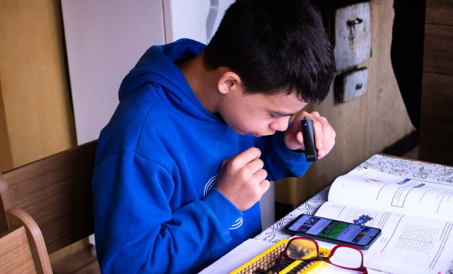 Por meio do projeto Óculos Amigo, Luiz Henrique da Rocha, 13 anos, recebeu um dispositivo de tecnologia assistiva que tem auxiliado o aluno da rede estadual de  ensino a ter mais autonomia na escola e em casa.