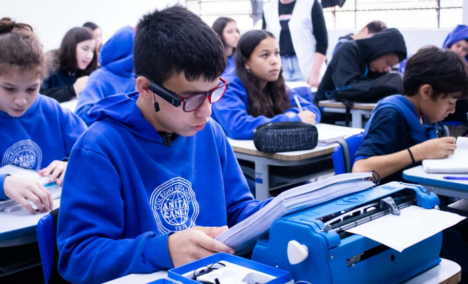 Por meio do projeto Óculos Amigo, Luiz Henrique da Rocha, 13 anos, recebeu um dispositivo de tecnologia assistiva que tem auxiliado o aluno da rede estadual de  ensino a ter mais autonomia na escola e em casa.