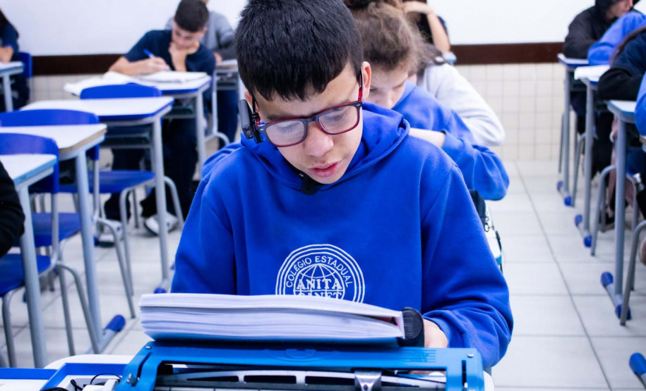 Por meio do projeto Óculos Amigo, Luiz Henrique da Rocha, 13 anos, recebeu um dispositivo de tecnologia assistiva que tem auxiliado o aluno da rede estadual de  ensino a ter mais autonomia na escola e em casa.