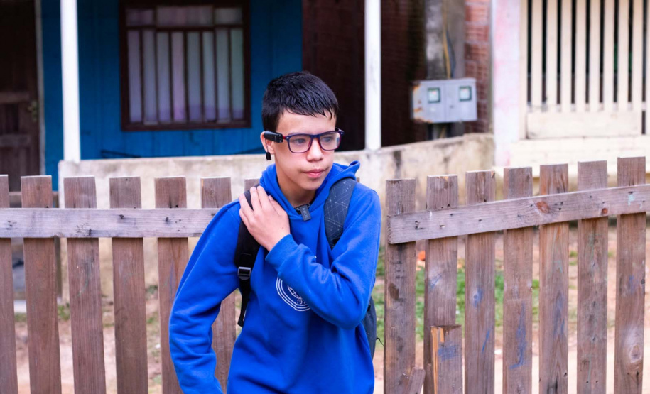 Por meio do projeto Óculos Amigo, Luiz Henrique da Rocha, 13 anos, recebeu um dispositivo de tecnologia assistiva que tem auxiliado o aluno da rede estadual de  ensino a ter mais autonomia na escola e em casa.