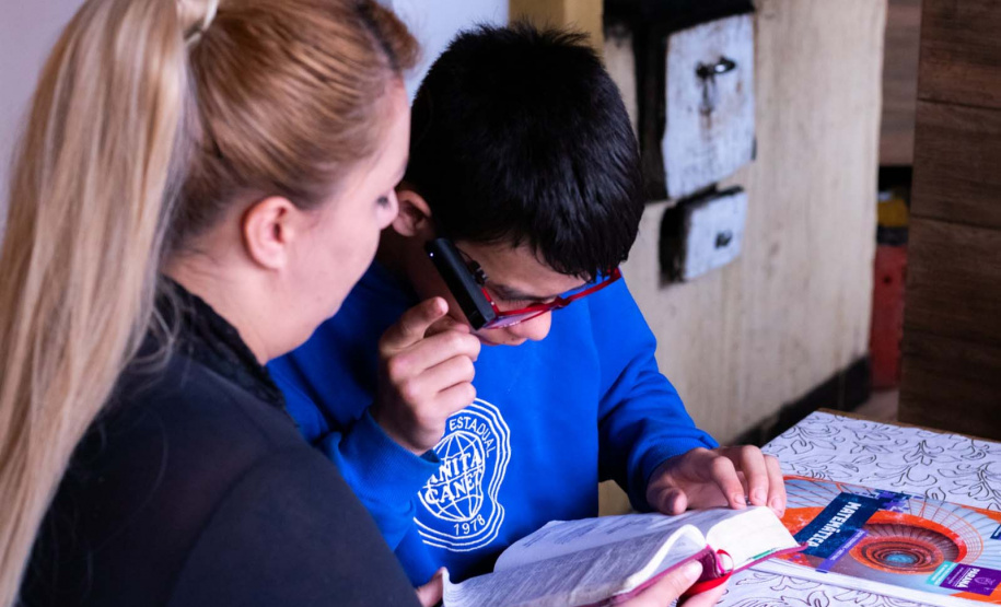 Por meio do projeto Óculos Amigo, Luiz Henrique da Rocha, 13 anos, recebeu um dispositivo de tecnologia assistiva que tem auxiliado o aluno da rede estadual de  ensino a ter mais autonomia na escola e em casa.