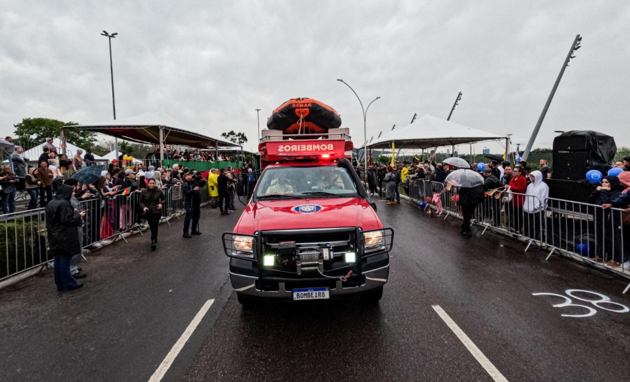 Rio Grande do Sul homenageia bombeiros do Paraná no Feriado Farroupilha