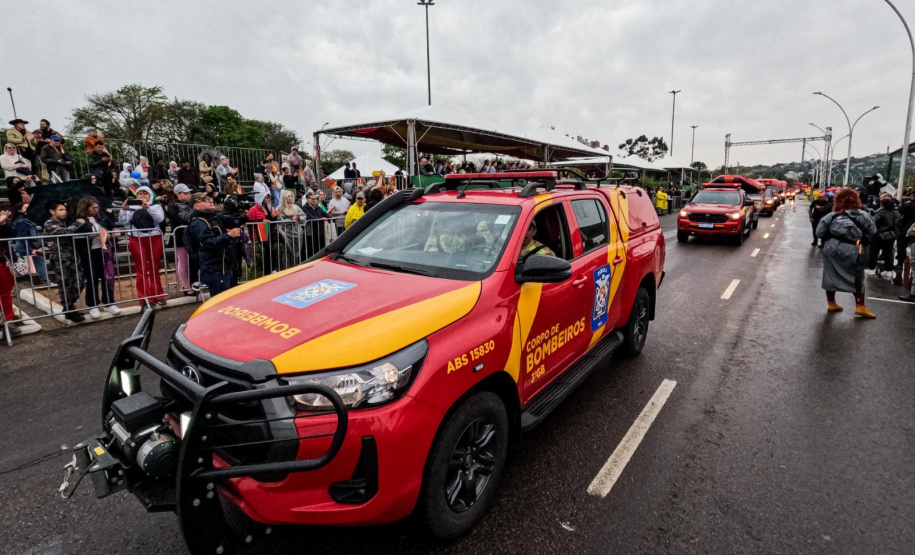 Rio Grande do Sul homenageia bombeiros do Paraná no Feriado Farroupilha