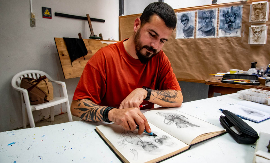 Yuri Rosa: a tatuagem como rito na residência artística do Museu Casa Alfredo Andersen