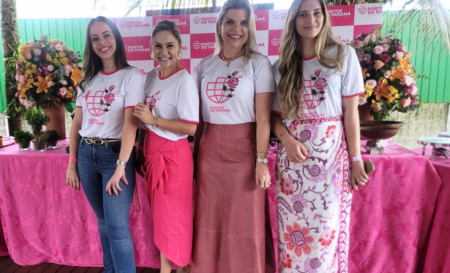 Mulheres prestigiam Feijoada Rosa da Portos do Paraná