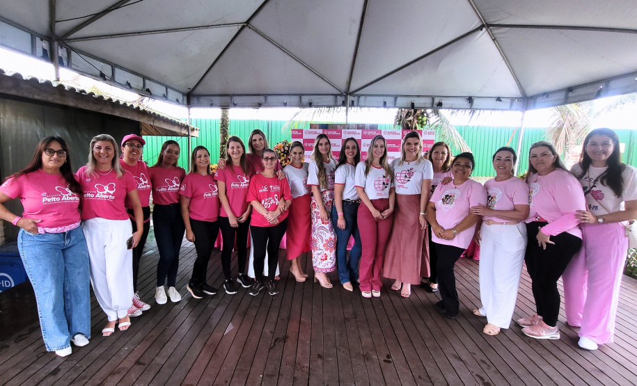 Mulheres prestigiam Feijoada Rosa da Portos do Paraná