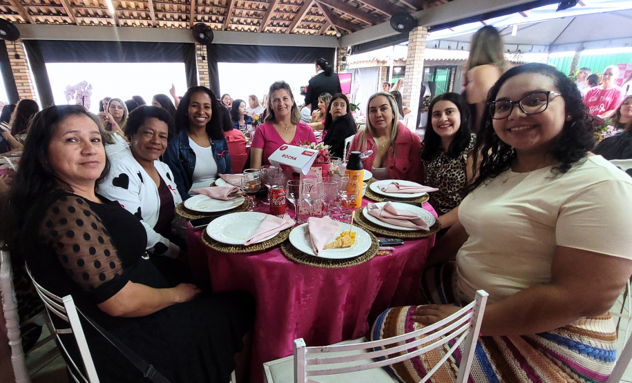 Mulheres prestigiam Feijoada Rosa da Portos do Paraná