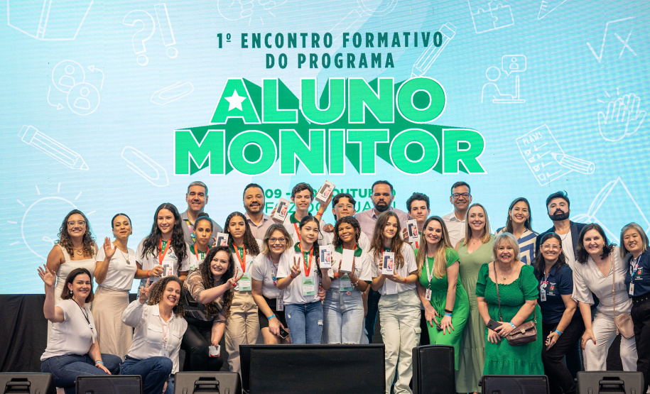Aluno Monitor: entrega de celulares e protagonismo estudantil marcam abertura de evento em Foz do Iguaçu