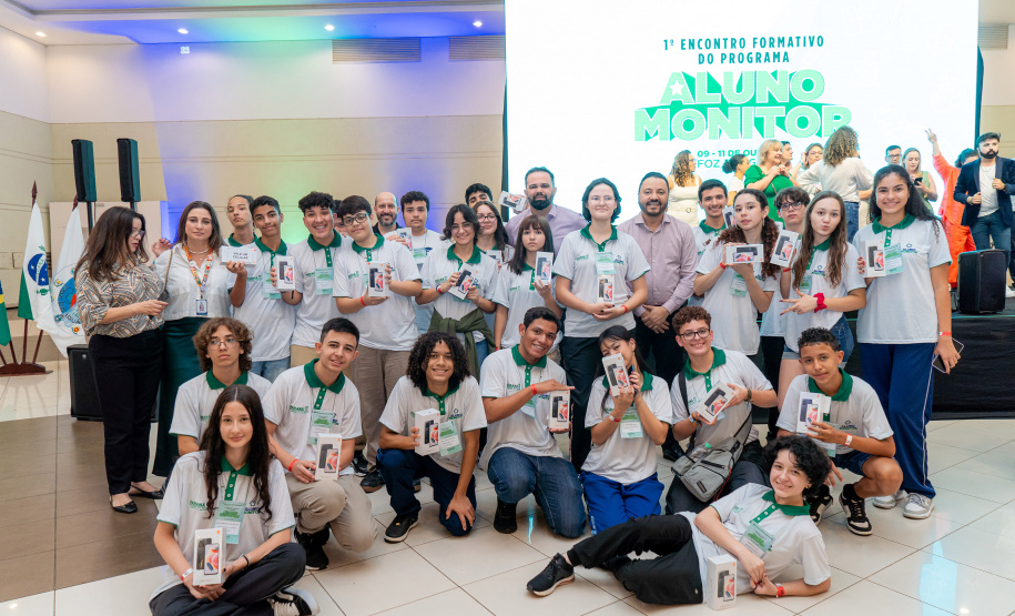 Aluno Monitor: entrega de celulares e protagonismo estudantil marcam abertura de evento em Foz do Iguaçu