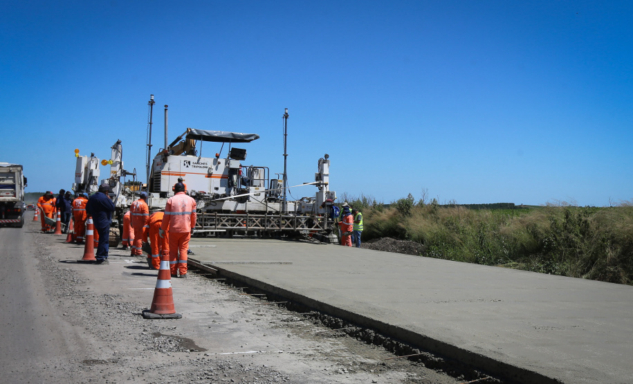 Orçamento de 2025 prevê aumento de 60% nos investimentos, com R$ 2,1 bilhões para obras
