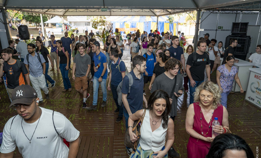 Pavilhão científico encanta visitantes e abre Paraná Faz Ciência na UEM