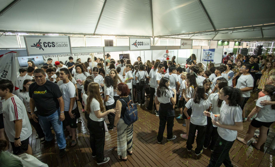 Pavilhão científico encanta visitantes e abre Paraná Faz Ciência na UEM