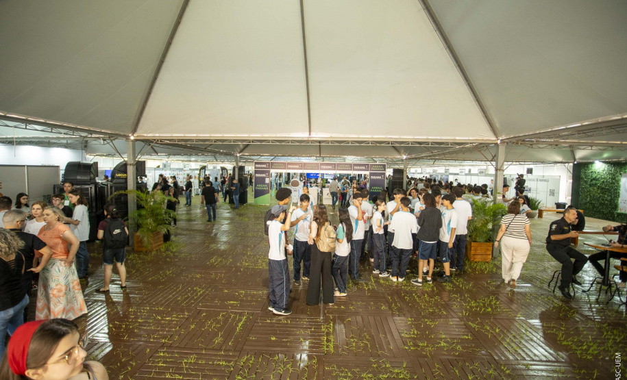 Pavilhão científico encanta visitantes e abre Paraná Faz Ciência na UEM