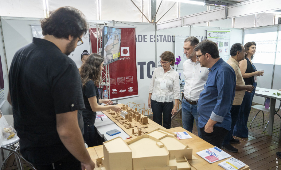 Pavilhão científico encanta visitantes e abre Paraná Faz Ciência na UEM