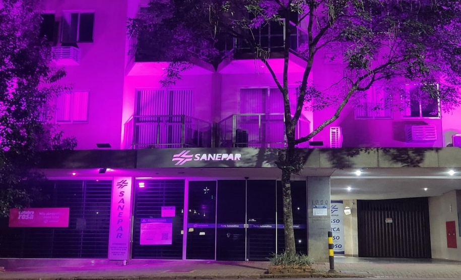 Faturas de água e esgoto e copos de água envasada estão na cor da campanha em todas as cidades onde a Companhia atua