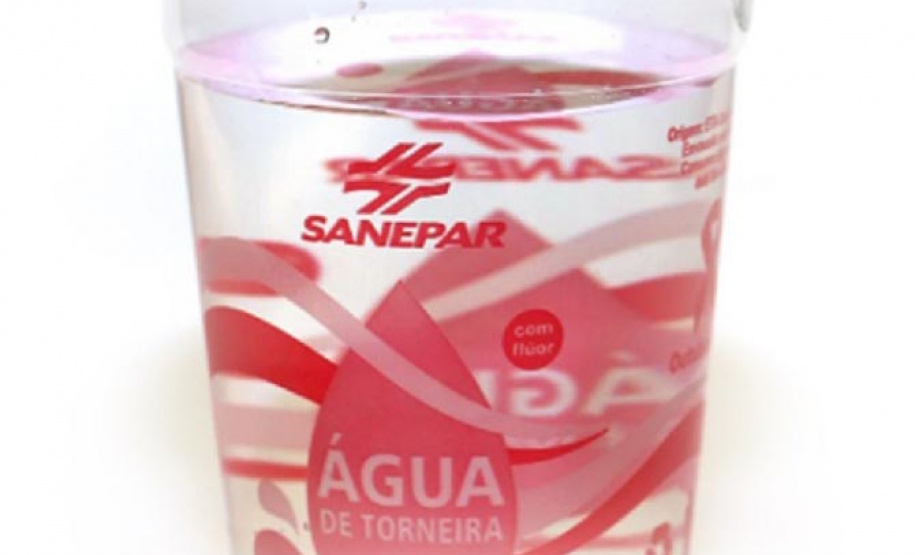 Faturas de água e esgoto e copos de água envasada estão na cor da campanha em todas as cidades onde a Companhia atua