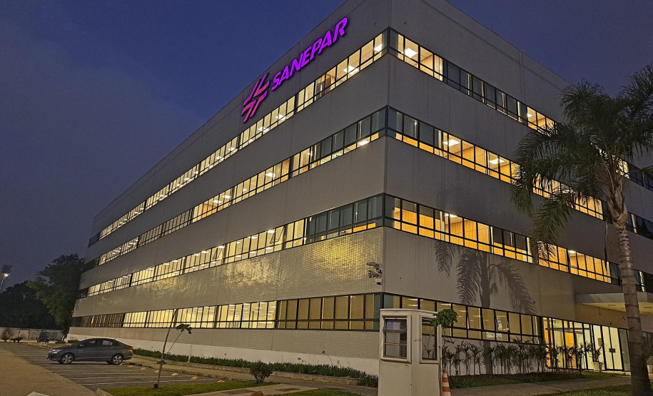 Faturas de água e esgoto e copos de água envasada estão na cor da campanha em todas as cidades onde a Companhia atua