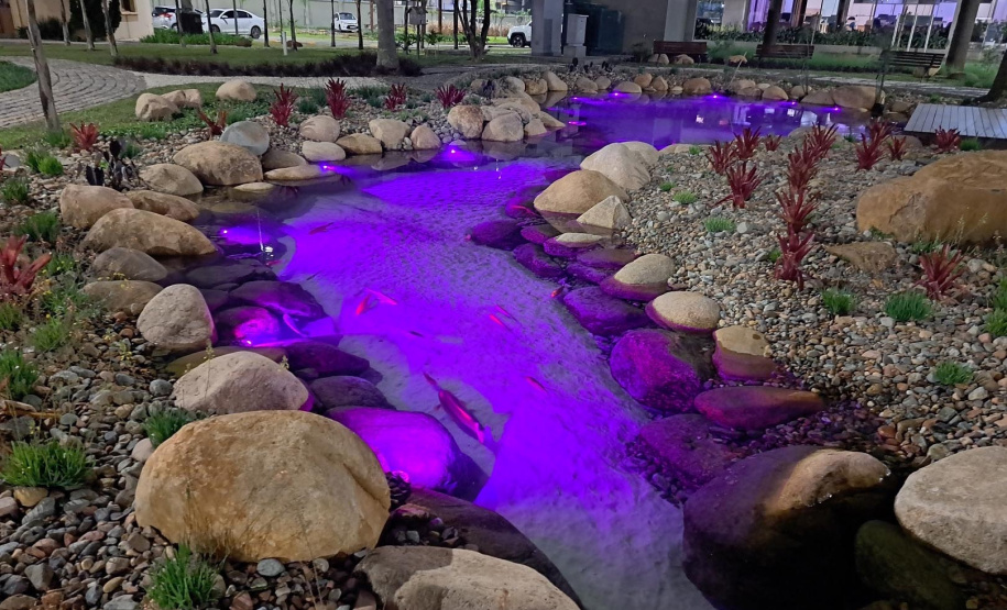 Faturas de água e esgoto e copos de água envasada estão na cor da campanha em todas as cidades onde a Companhia atua