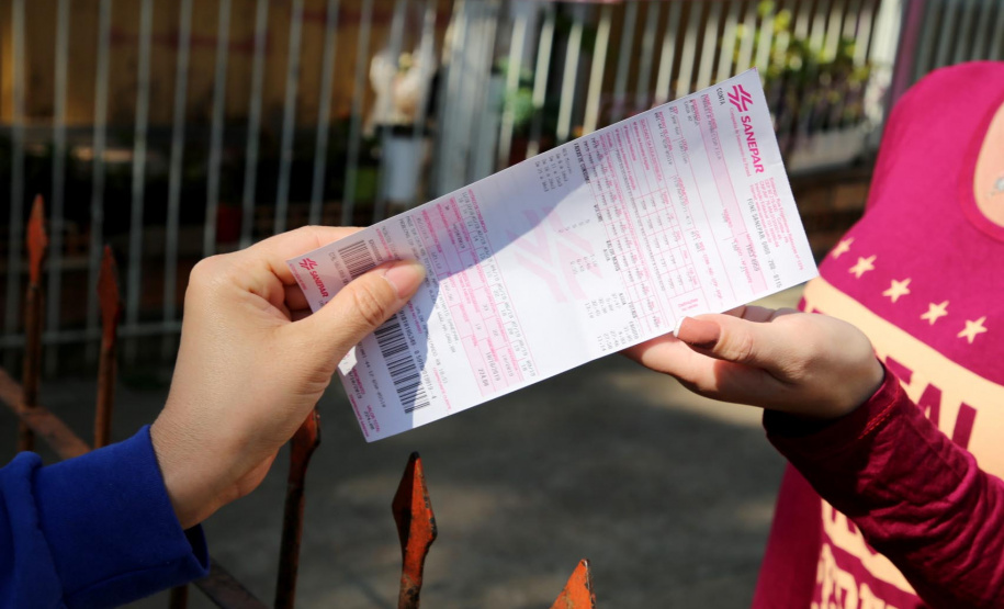 Faturas de água e esgoto e copos de água envasada estão na cor da campanha em todas as cidades onde a Companhia atua