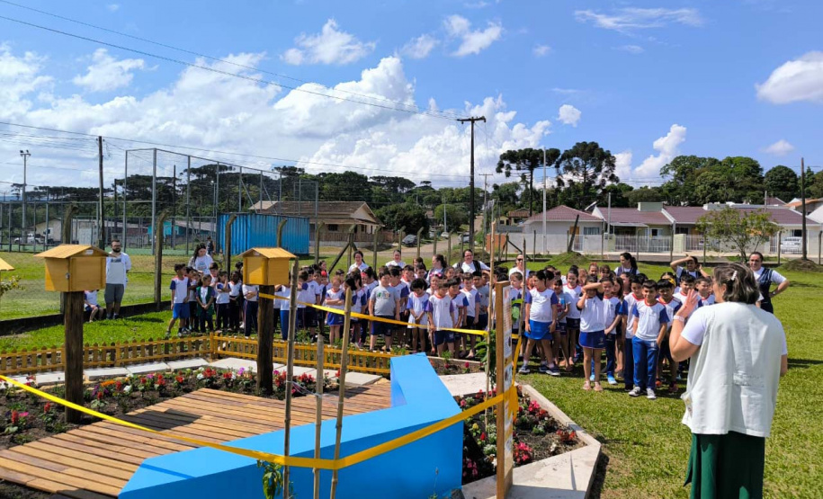 Estudantes de União da Vitória recebem Jardim de Água e Mel da Sanepar
