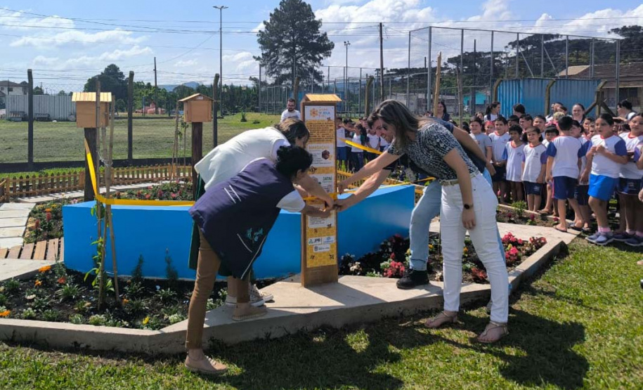 Estudantes de União da Vitória recebem Jardim de Água e Mel da Sanepar
