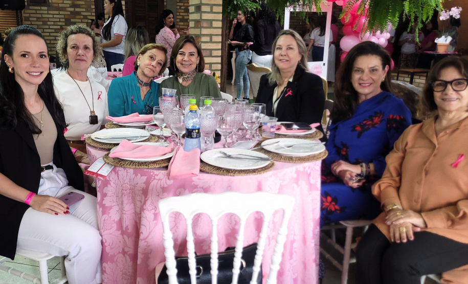Mulheres prestigiam Feijoada Rosa da Portos do Paraná