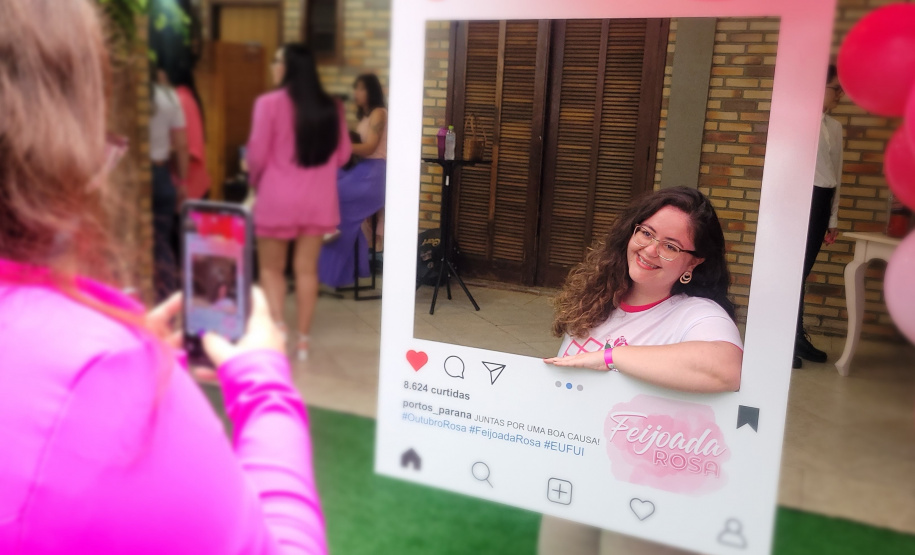Mulheres prestigiam Feijoada Rosa da Portos do Paraná