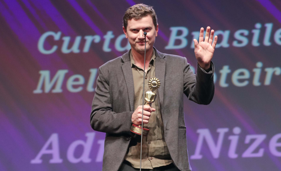 "A Casa Amarela", um curta-metragem escrito e dirigido pelo cineasta paranaense Adriel Nizer, formado na Unespar, conquistou o prêmio de melhor roteiro no 52º Festival de Cinema de Gramado.