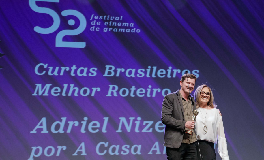 "A Casa Amarela", um curta-metragem escrito e dirigido pelo cineasta paranaense Adriel Nizer, formado na Unespar, conquistou o prêmio de melhor roteiro no 52º Festival de Cinema de Gramado.
