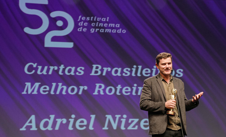 "A Casa Amarela", um curta-metragem escrito e dirigido pelo cineasta paranaense Adriel Nizer, formado na Unespar, conquistou o prêmio de melhor roteiro no 52º Festival de Cinema de Gramado.
