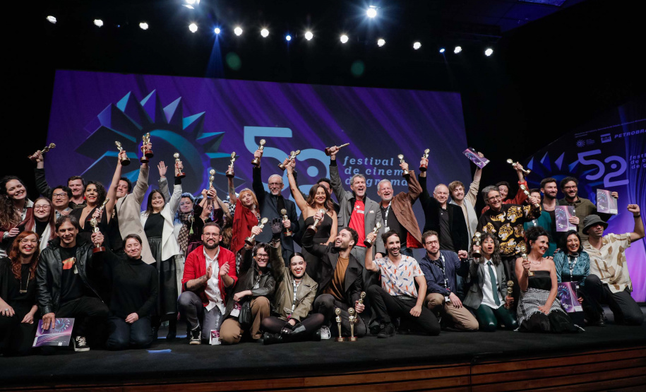 "A Casa Amarela", um curta-metragem escrito e dirigido pelo cineasta paranaense Adriel Nizer, formado na Unespar, conquistou o prêmio de melhor roteiro no 52º Festival de Cinema de Gramado.