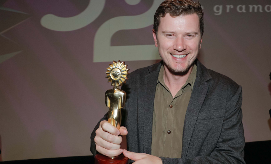 "A Casa Amarela", um curta-metragem escrito e dirigido pelo cineasta paranaense Adriel Nizer, formado na Unespar, conquistou o prêmio de melhor roteiro no 52º Festival de Cinema de Gramado.