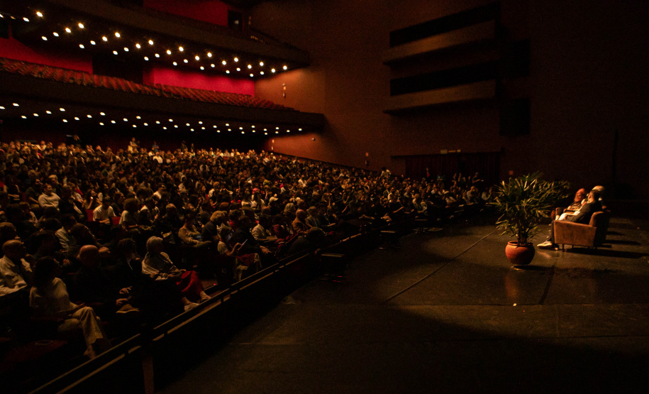 Diretor de "O Poderoso Chefão", Francis Ford Coppola lota Teatro Guaíra em aula de cinema