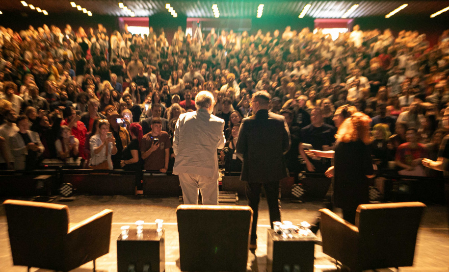 Diretor de "O Poderoso Chefão", Francis Ford Coppola lota Teatro Guaíra em aula de cinema