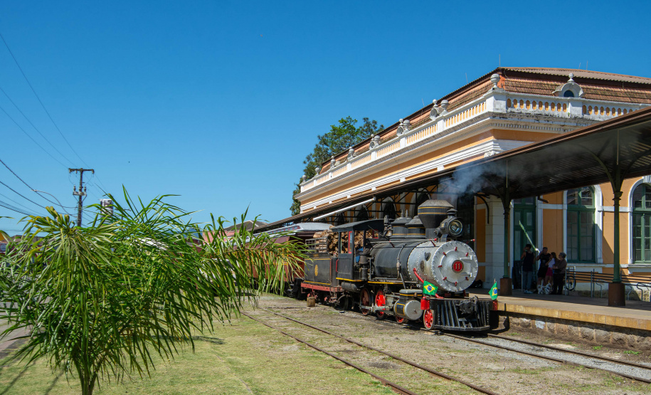 Turismo sobre trilhos: passeios de Natal na locomotiva mais antiga do Paraná já estão à venda