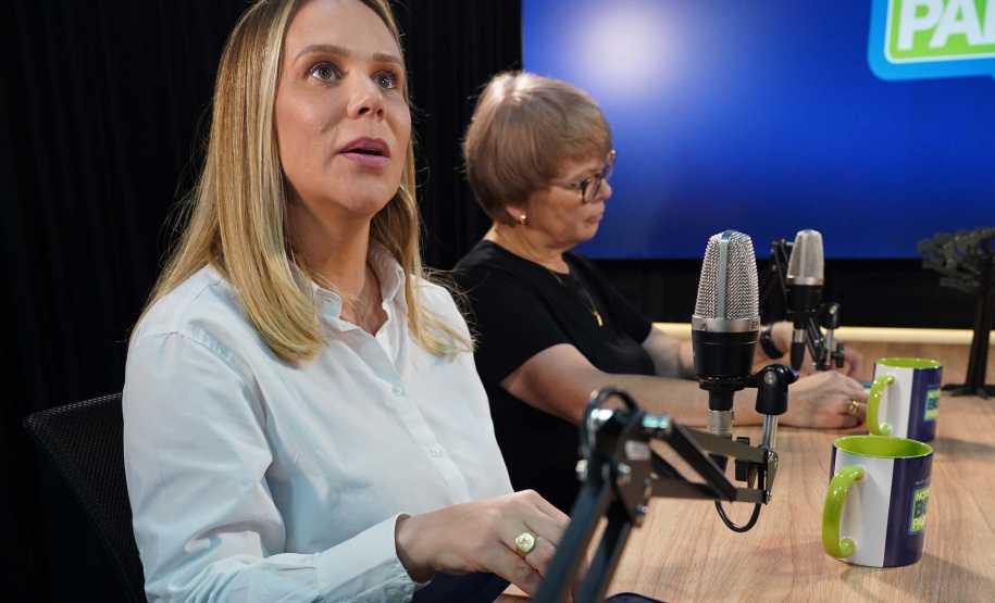 Os jornalistas Ana Tigrinho e Beto Pacheco conversam com a diretora do Arquivo Público do Paraná, Kássia Cavalari Basso, e com Ana Paula Joukoski, a funcionária mais antiga do órgão, com 21 anos de casa.