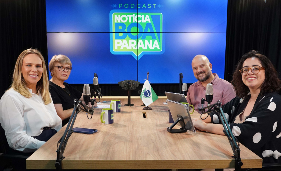 Os jornalistas Ana Tigrinho e Beto Pacheco conversam com a diretora do Arquivo Público do Paraná, Kássia Cavalari Basso, e com Ana Paula Joukoski, a funcionária mais antiga do órgão, com 21 anos de casa.