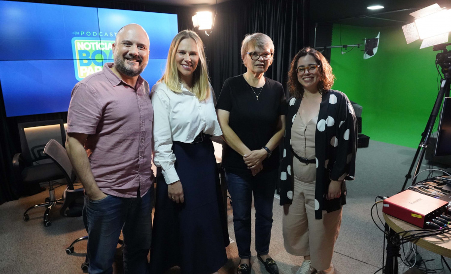 Os jornalistas Ana Tigrinho e Beto Pacheco conversam com a diretora do Arquivo Público do Paraná, Kássia Cavalari Basso, e com Ana Paula Joukoski, a funcionária mais antiga do órgão, com 21 anos de casa.